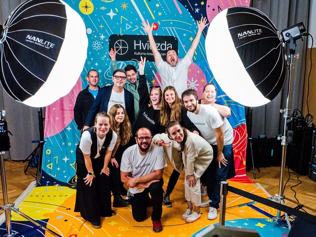 členovia tímu Hviezda vo foto štúdiu KKC Hviezda